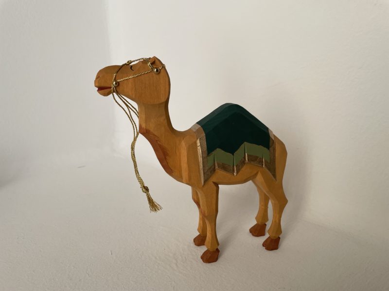 Kamel stehend grün ohne Feder